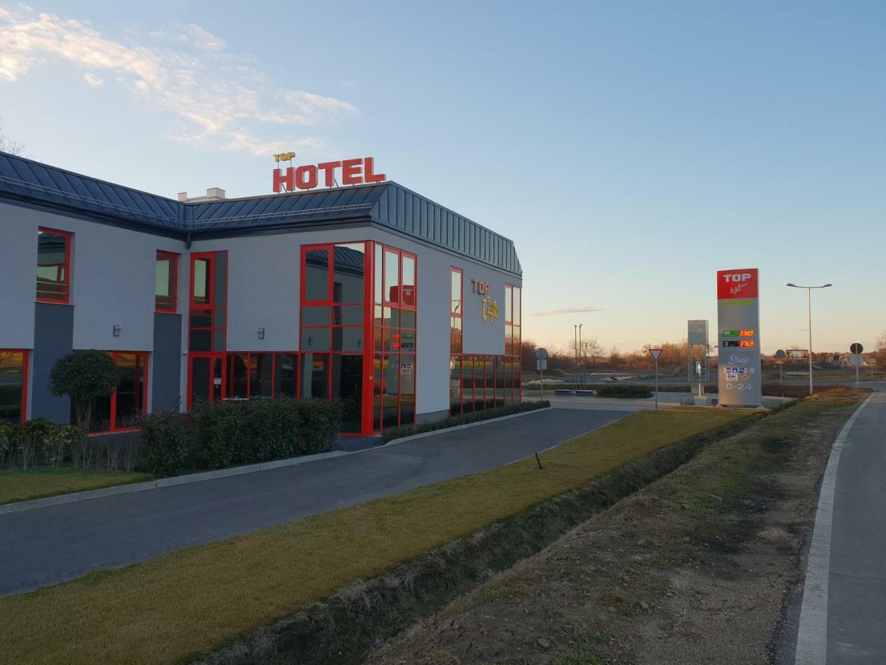 Top Hotel Vertesszolos 外观 照片